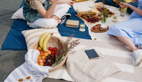 People sharing healthy food outdoors, representing healthy eating and social connection.